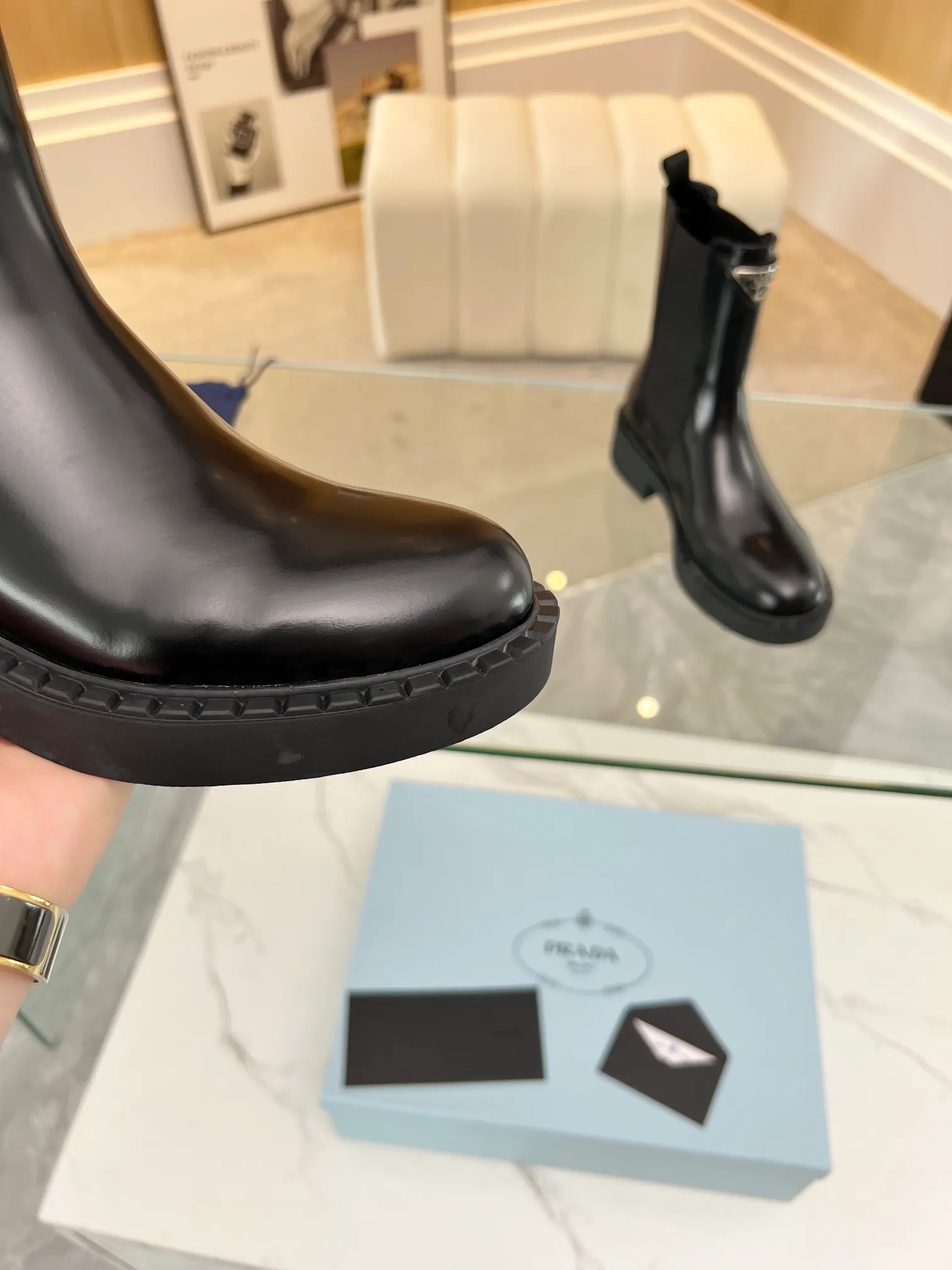 👟👟Ex-factory price 640👟👟 Top quality🔝2023 SSS launches Prada short boots series🌲🌲 🆚🆚🆚 💥PRADA's early autumn and winter T-stage catwalk show is the same style as "Dreams never sleep". Prada can use it on important occasions. The fresh style has a little extravagant feeling, and it is perfect on the feet. 💃💃Wear it with these shoes. Elegant, crystal clear, and various accessories and materials are exclusively customized one-to-one, so that there is no distance from the original version. The entire series is a combination of exciting and unexpected elements, allowing you to appreciate the ever-changing style of the Prada girl. 1⃣ Upper: Imported calfskin 🔴Cow patent leather ����Open edge beaded cowhide 🔴Inner lining: Imported sheepskin lining 3⃣Outsole: Original Italian outsole Color supply, code number 35-41
